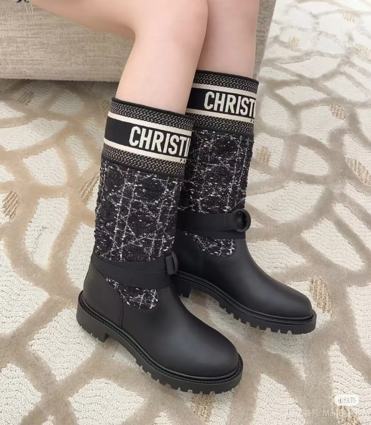 👟👟Ex-factory price 600👟👟, Dior embroidered graffiti boots, regardless of season or outfit, can be easily worn in various occasions. Putting on this pair of Dior embroidered boots is like stepping into a fashion universe full of art. This pair of boots was born in the 2013 autumn and winter series. It breaks the rules and does not follow the trend of pursuing gorgeousness. Instead, it tells the brand's dedication to quality with a low-key and deep luster. The square toe design abandons the sharp edge and adds a bit of mature and stable temperament. Whether it is paired with an elegant long skirt or a smart trousers, it can be easily controlled without any sense of violation.   The most eye-catching thing is the exquisite embroidery on the boots. Every stitch and thread is the hard work of craftsmen, and it is the perfect fusion of traditional craftsmanship and modern design. These embroideries are not simple decorations, but lively stories that slowly unfold on the uppers of the boots, giving these boots a unique soul. Wearing it, you are not only showing your fashion sense, but also demonstrating your ultimate pursuit of quality of life. Every step you take shows Dior's unique elegance and confidence.  Material: First-layer cowhide + sheepskin lining + rubber non-slip outsole Number of yards: 35-40 yards Color: black apricot